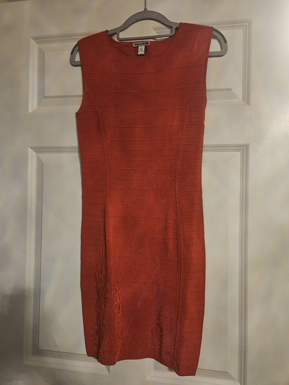 Dalia Collextion orange-red sleeveless sheath dress